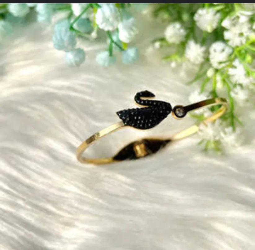Swarovski Single Swan Bracelet (Gold)